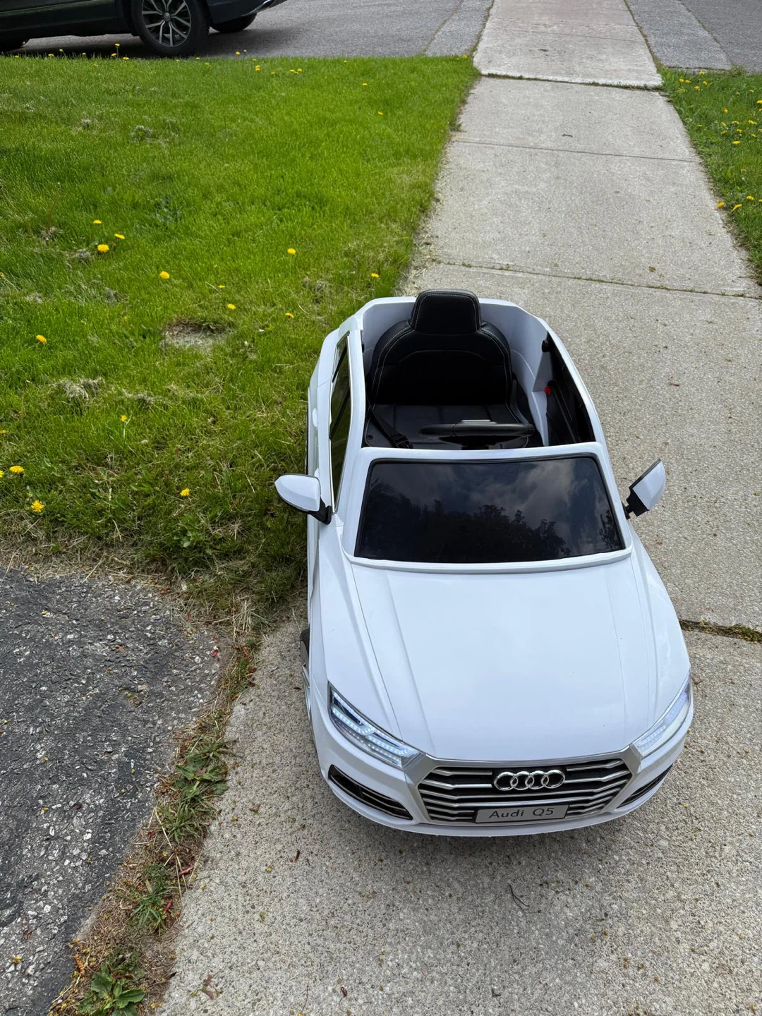 White Audi Q5 Ride-On Toy Car