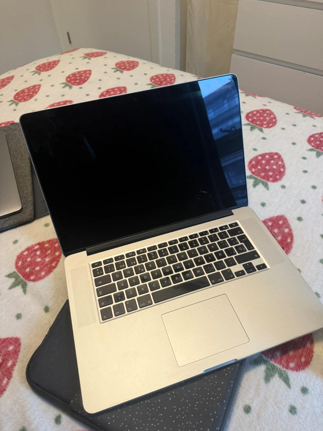 Apple MacBook Pro Laptop - photo 2