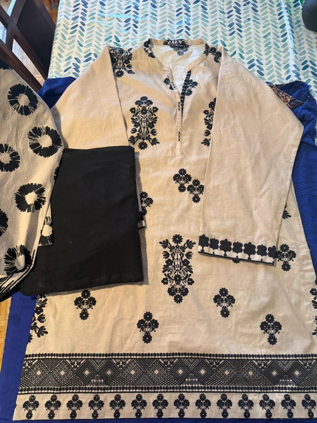 Alkaram 3 Piece Women's Kurti and Trouser Set - photo 2
