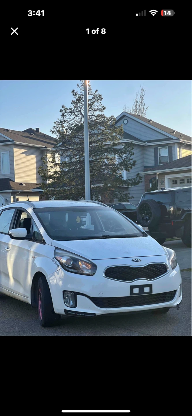 White Kia Rondo