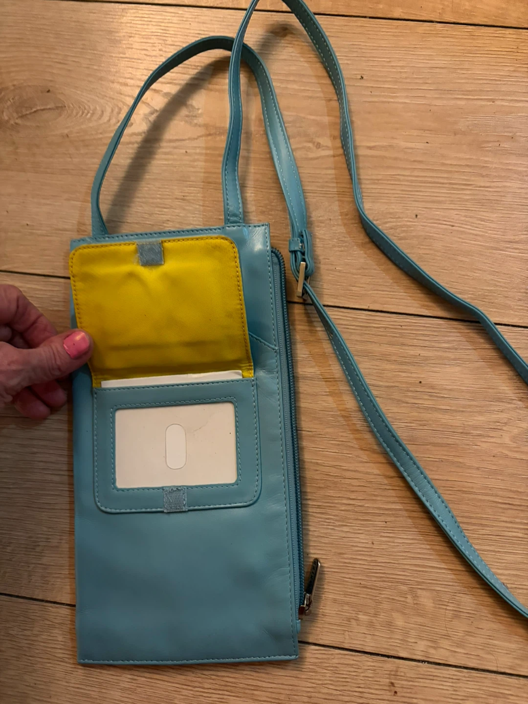 Brand New Danier Turquoise Leather Crossbody Phone Wallet - photo 3