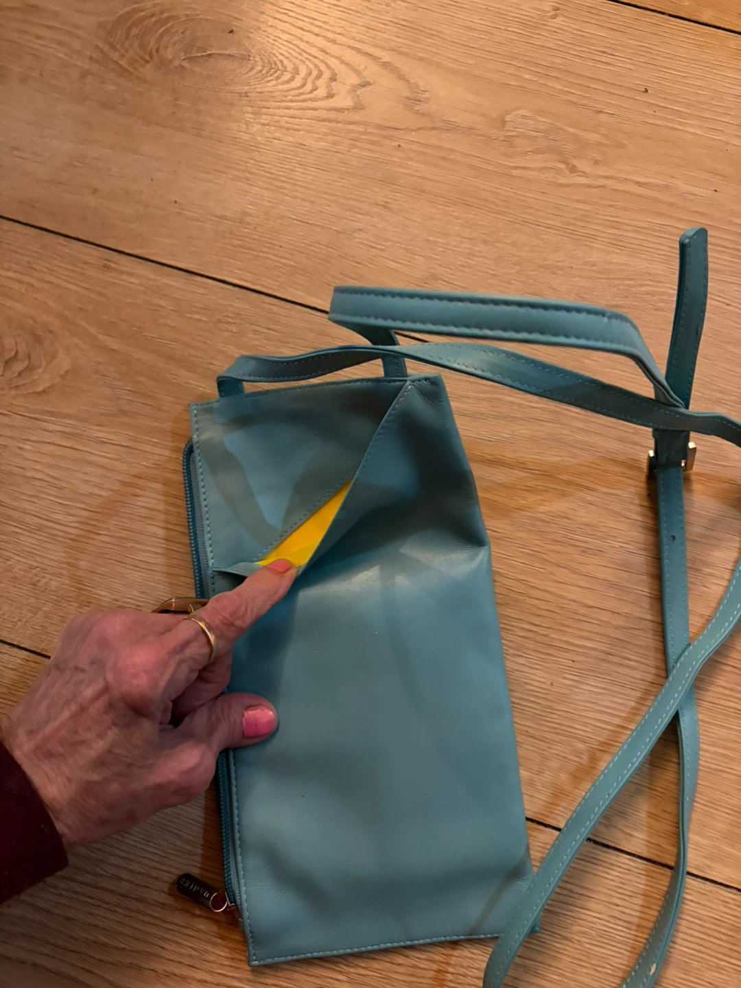 Brand New Danier Turquoise Leather Crossbody Phone Wallet - photo 5