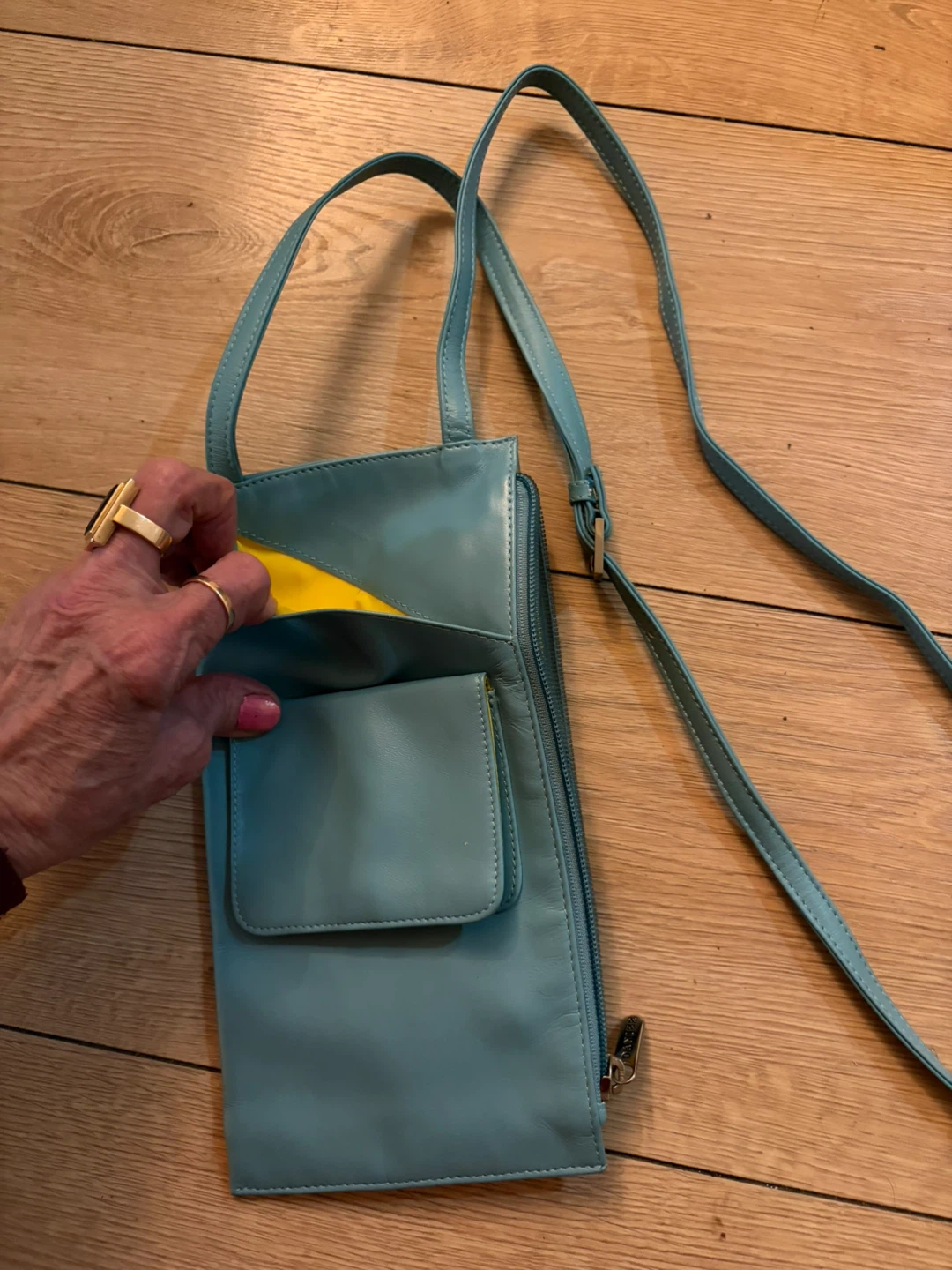Brand New Danier Turquoise Leather Crossbody Phone Wallet - photo 4