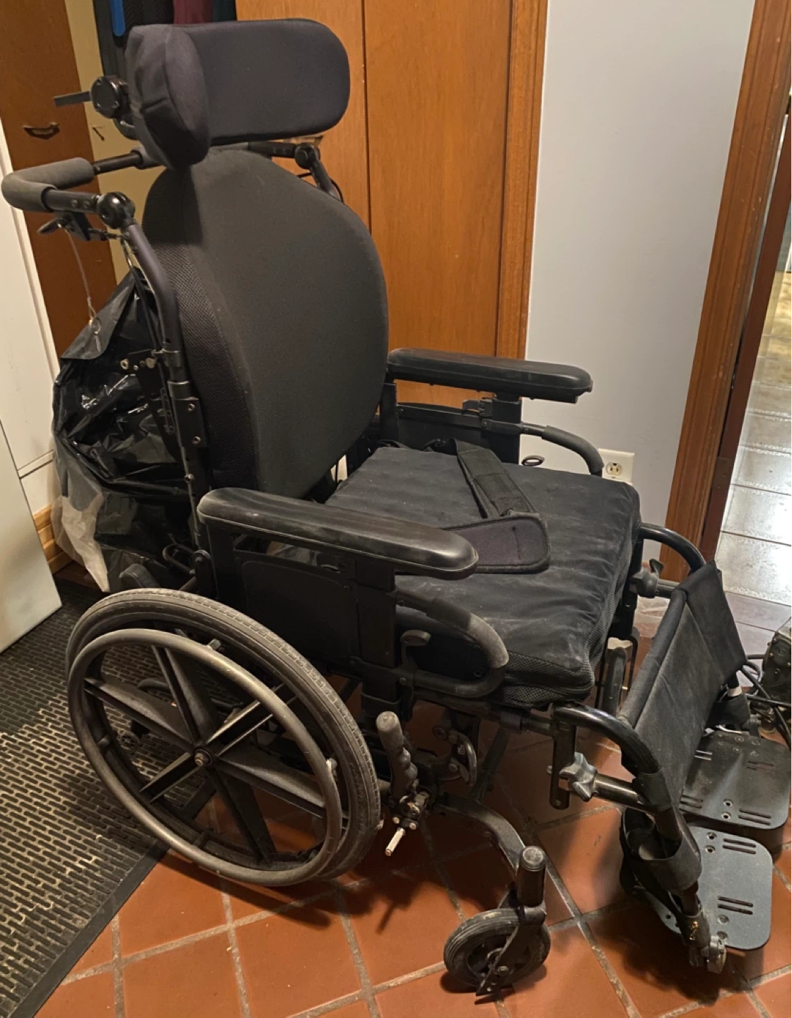 Heavy Duty Tilt/Recline Wheelchair w/ Geo-Matrix Silverback Max - photo 2