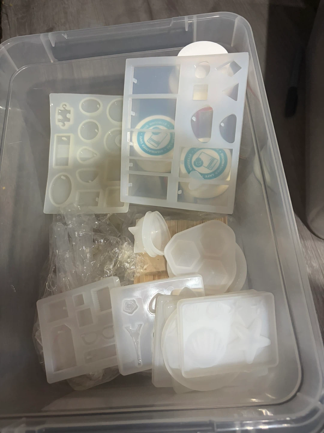 Cricut Heat Press Machine with Tote Bags and Resin Molds - photo 3