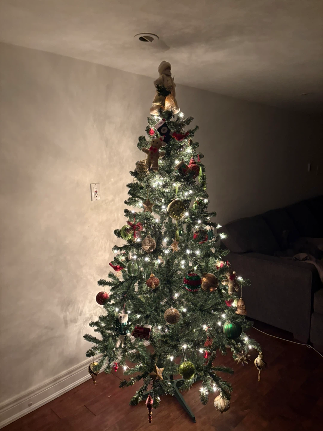 🎄 USED ONLY ONCE — PRE LIT, 6 & 1/2 FEET TALL