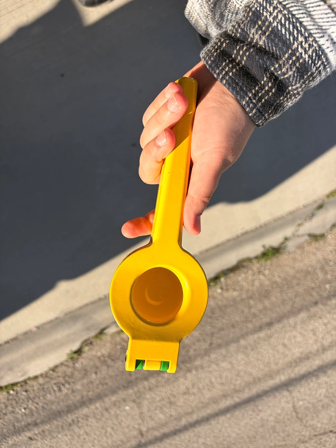 Yellow and Green Manual Citrus Juicer - photo 4