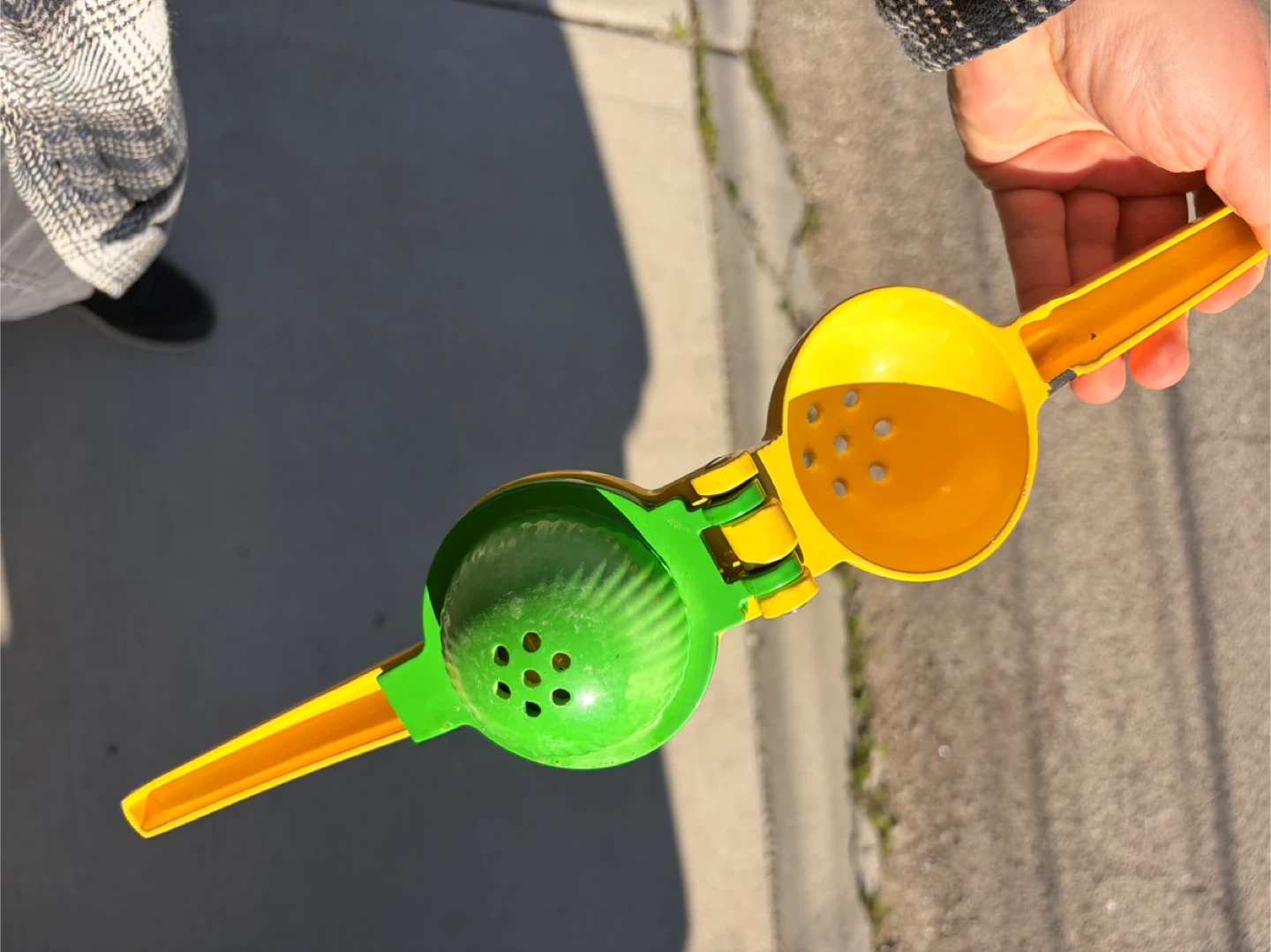 Yellow and Green Manual Citrus Juicer - photo 2