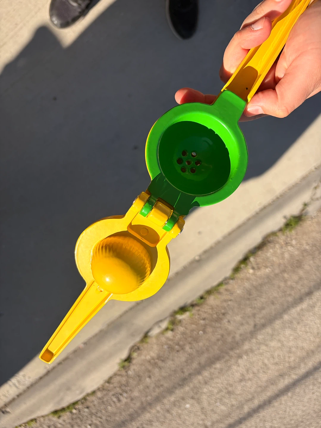 Yellow and Green Manual Citrus Juicer - photo 3