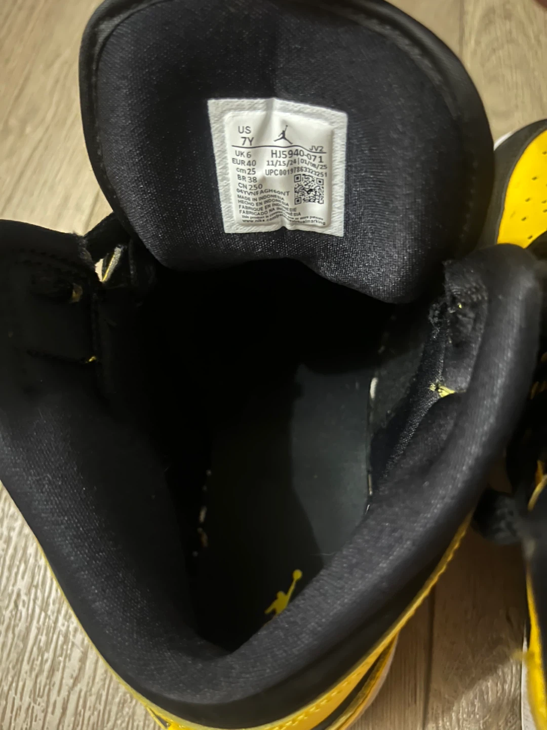 Air Jordan 1 Mid SE Youth Size 7Y Yellow Black Sneakers - photo 3
