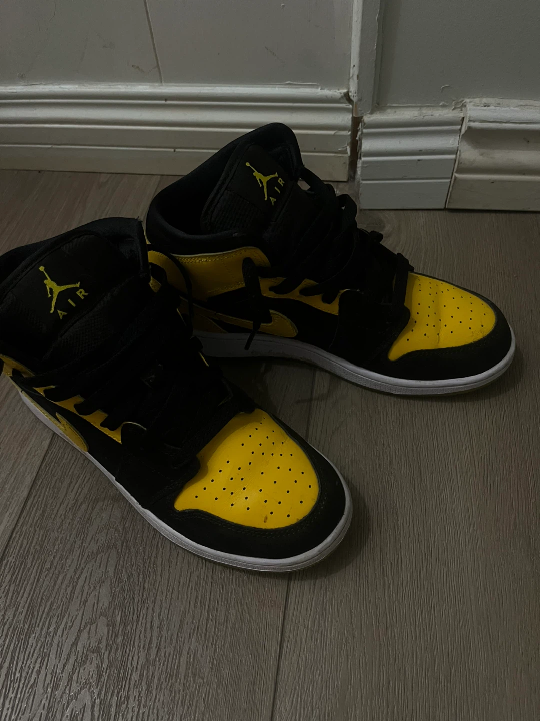 Air Jordan 1 Mid SE Youth Size 7Y Yellow Black Sneakers - photo 2