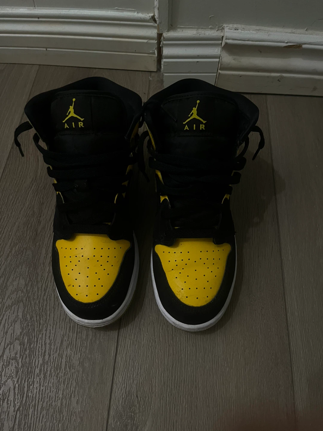 Air Jordan 1 Mid SE Youth Size 7Y Yellow Black Sneakers