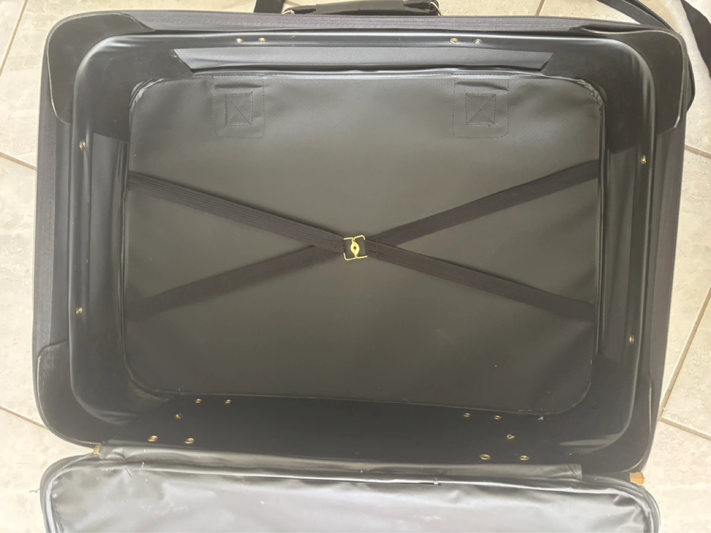 VIXEN Large Black Rolling Suitcase - photo 2