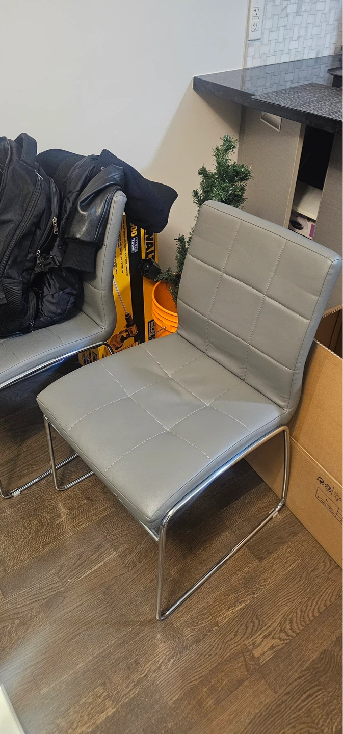 Structube table and 4 chair set - photo 2