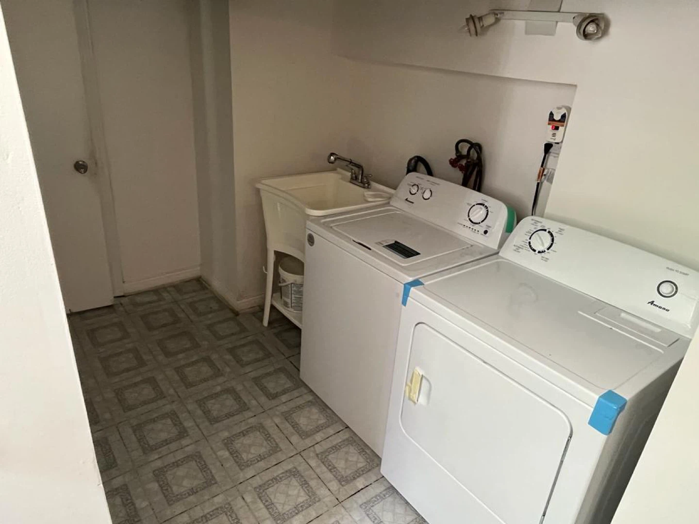 Basement studio for rent with everything included - photo 2