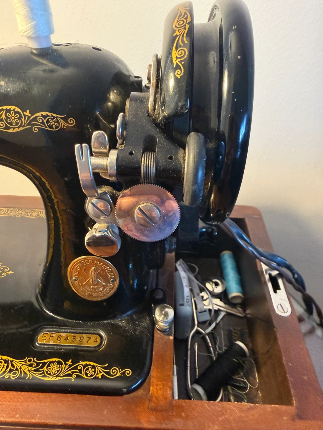 Vintage Singer Sewing Machine with Wooden Base - photo 4