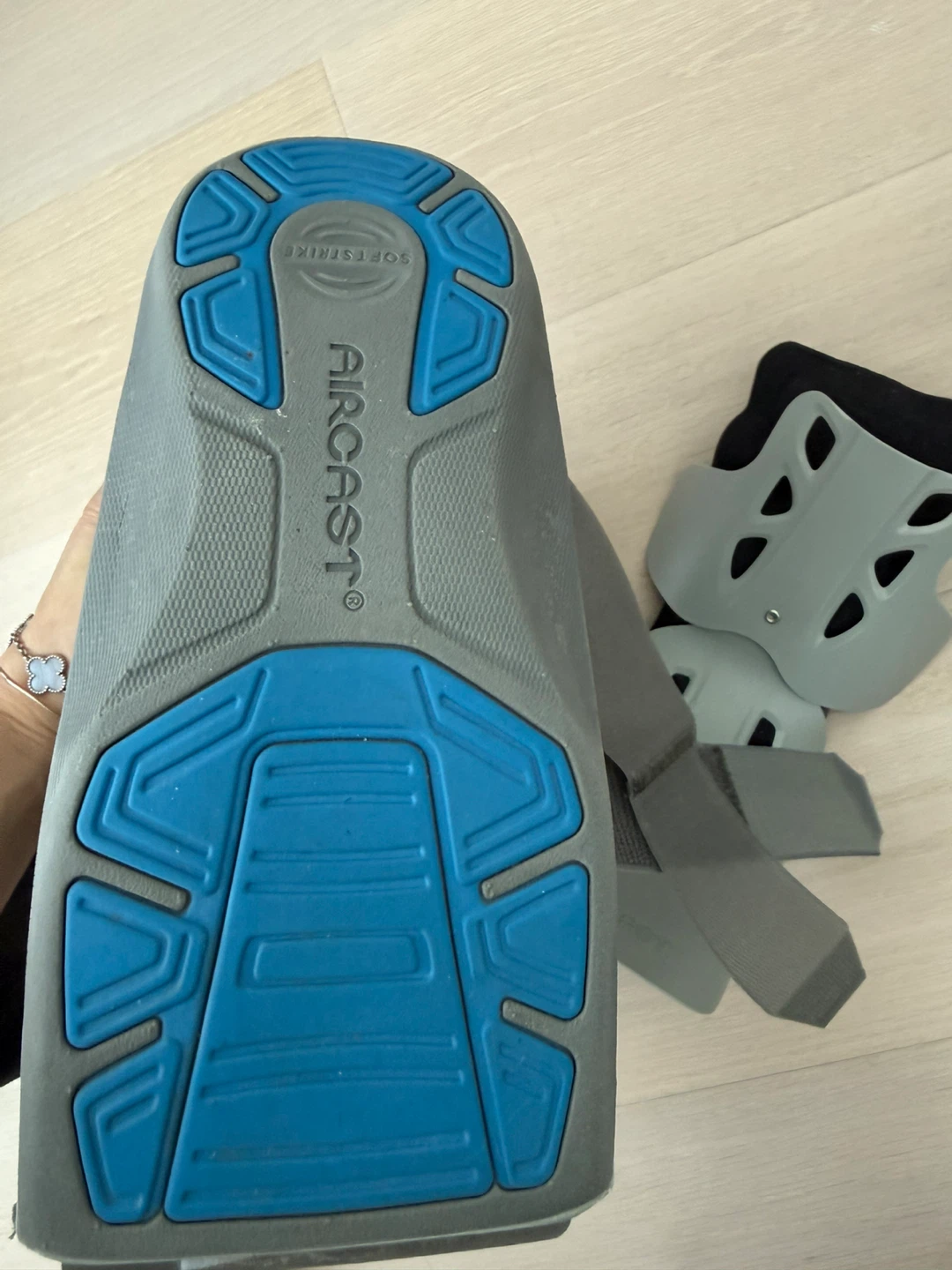 Aircast Walker Boot - Medium - photo 2