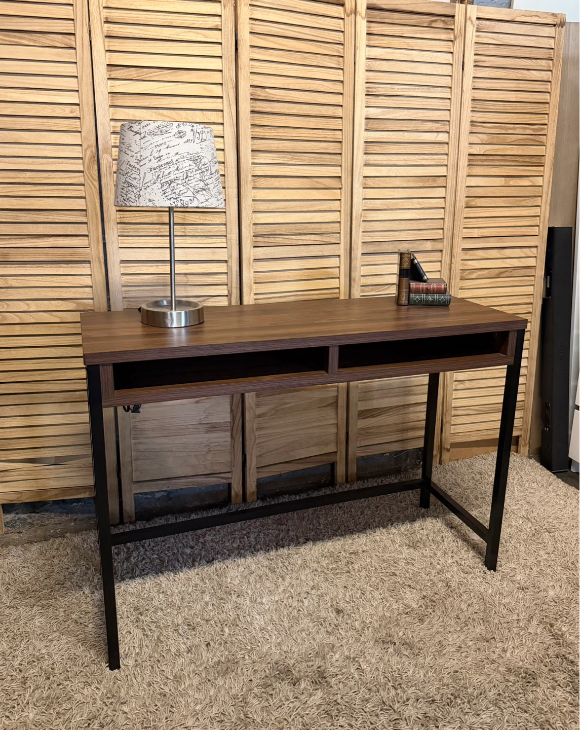 Desk - photo 2