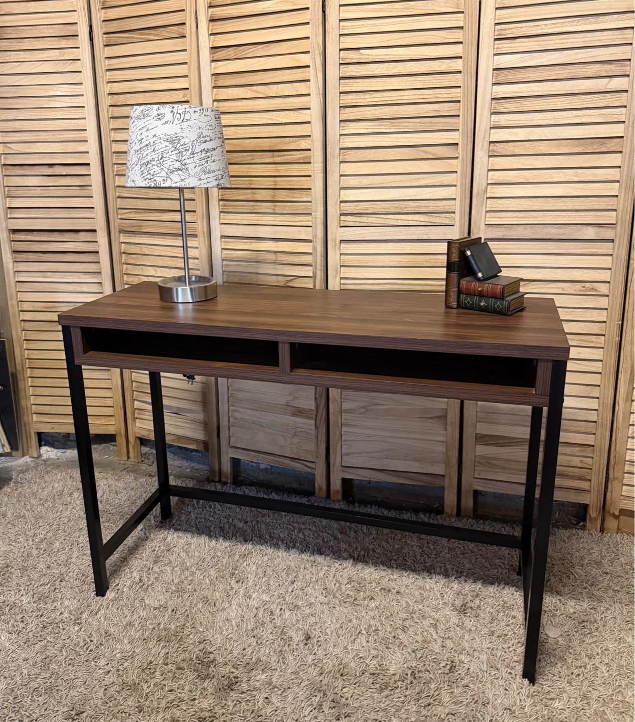 Desk - photo 3