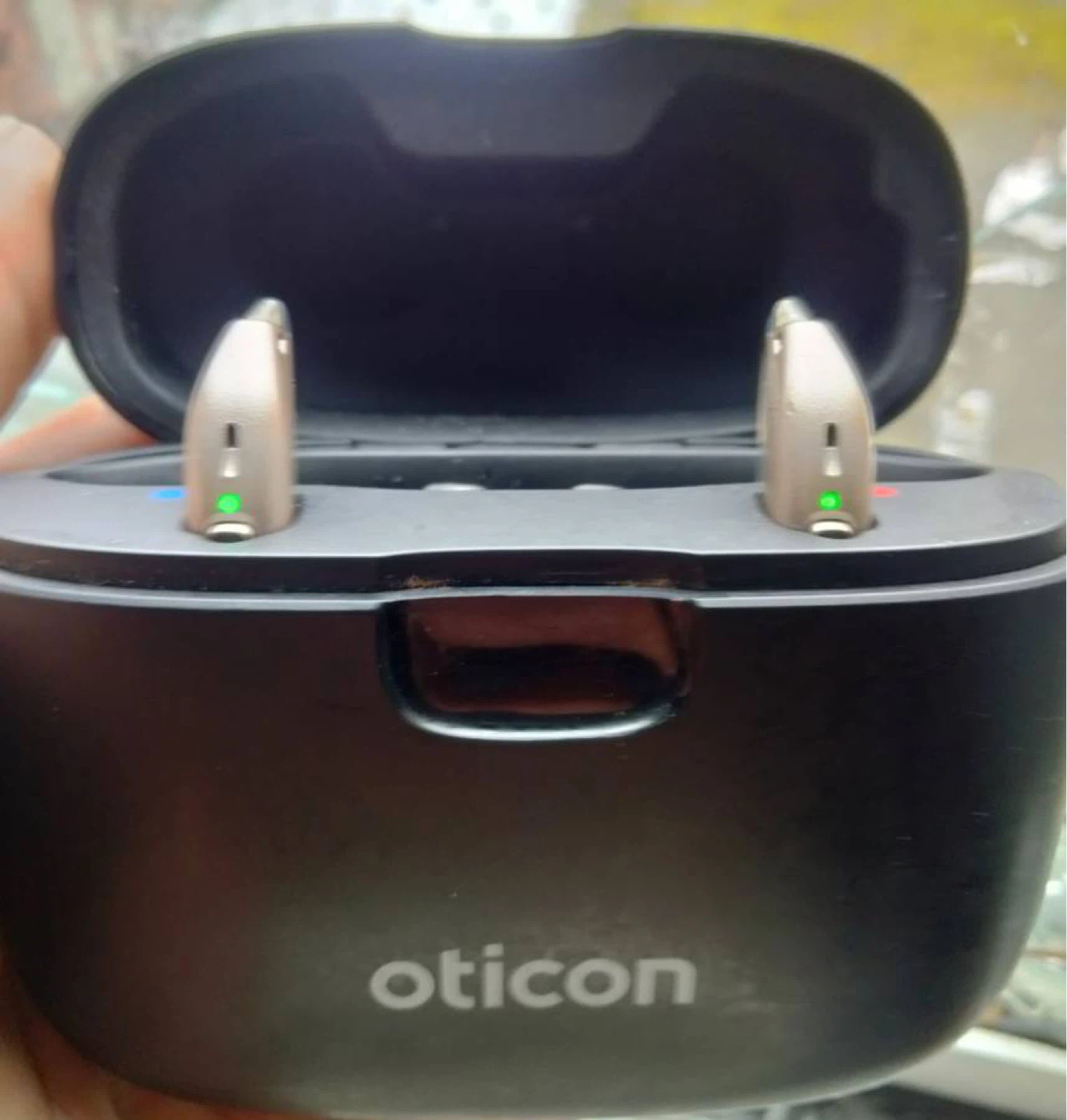 oticon real 2 mini rite R and charging case