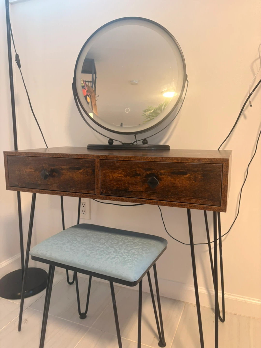Vanity Table with Lighted Mirror and Stool - photo 4