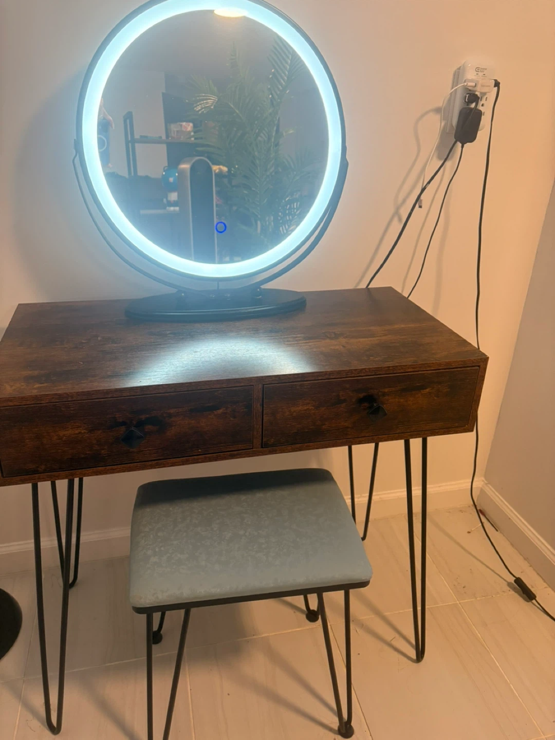 Vanity Table with Lighted Mirror and Stool - photo 5
