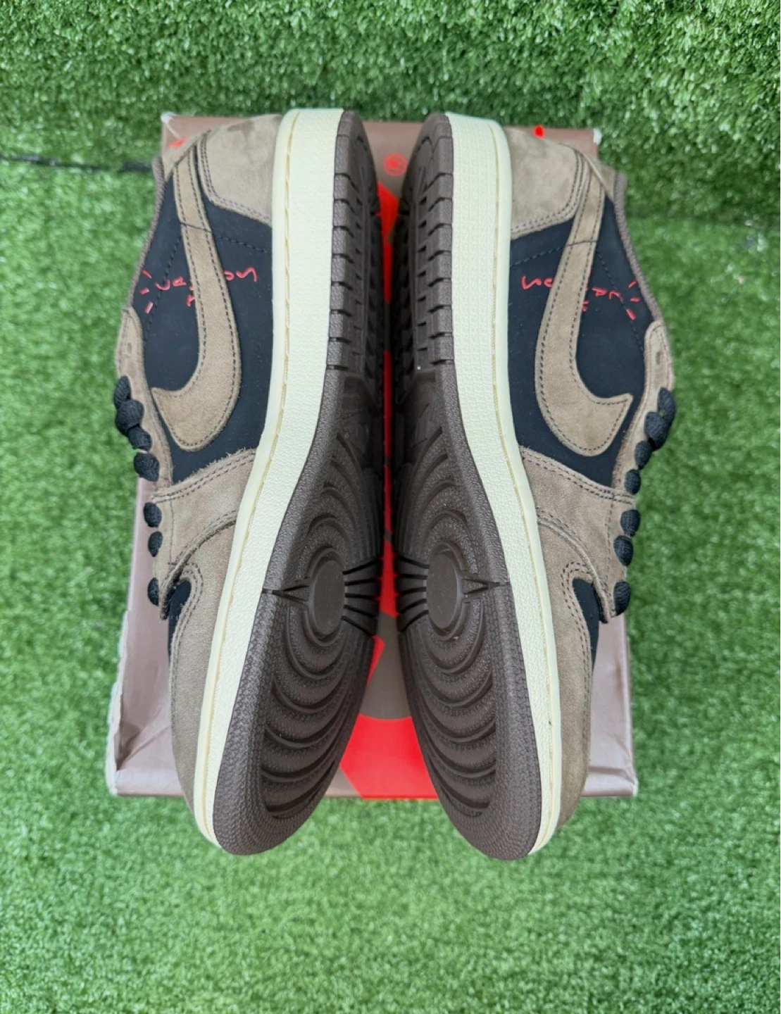 Nike Air Jordan 1 Low x Travis Scott "Mocha" (2019) - photo 3