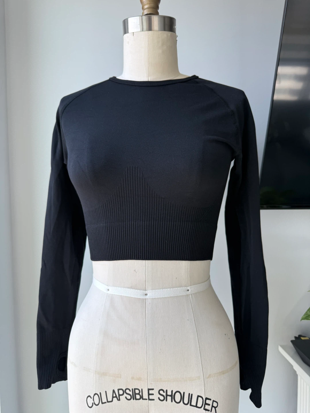 Black Long Sleeve Cropped Athletic Top size medium