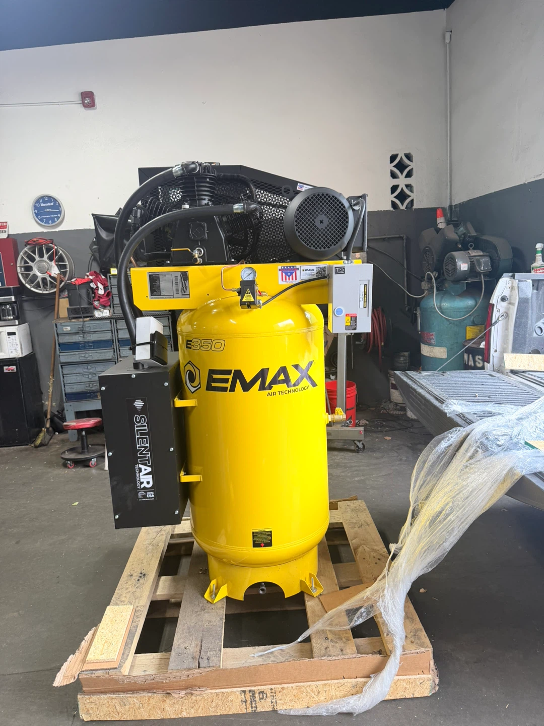 EMAX 80 Gallon 7.5 HP Air Compressor - photo 2
