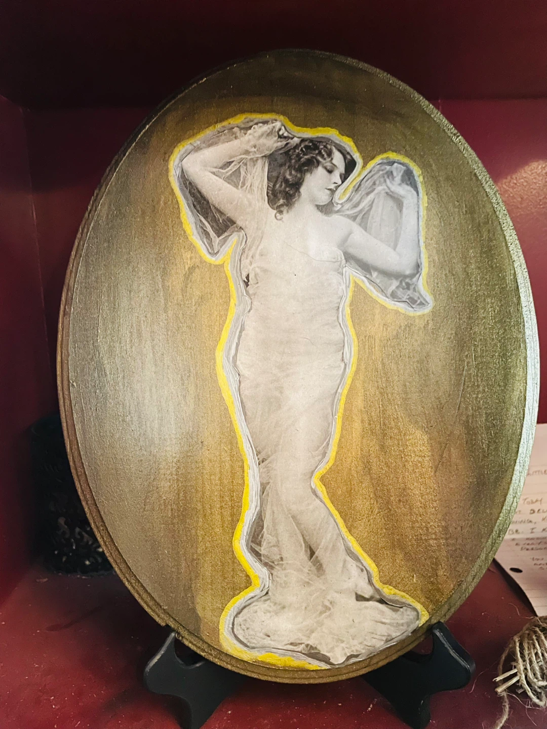 Vintage Style Oval Wall Art with Woman - photo 2