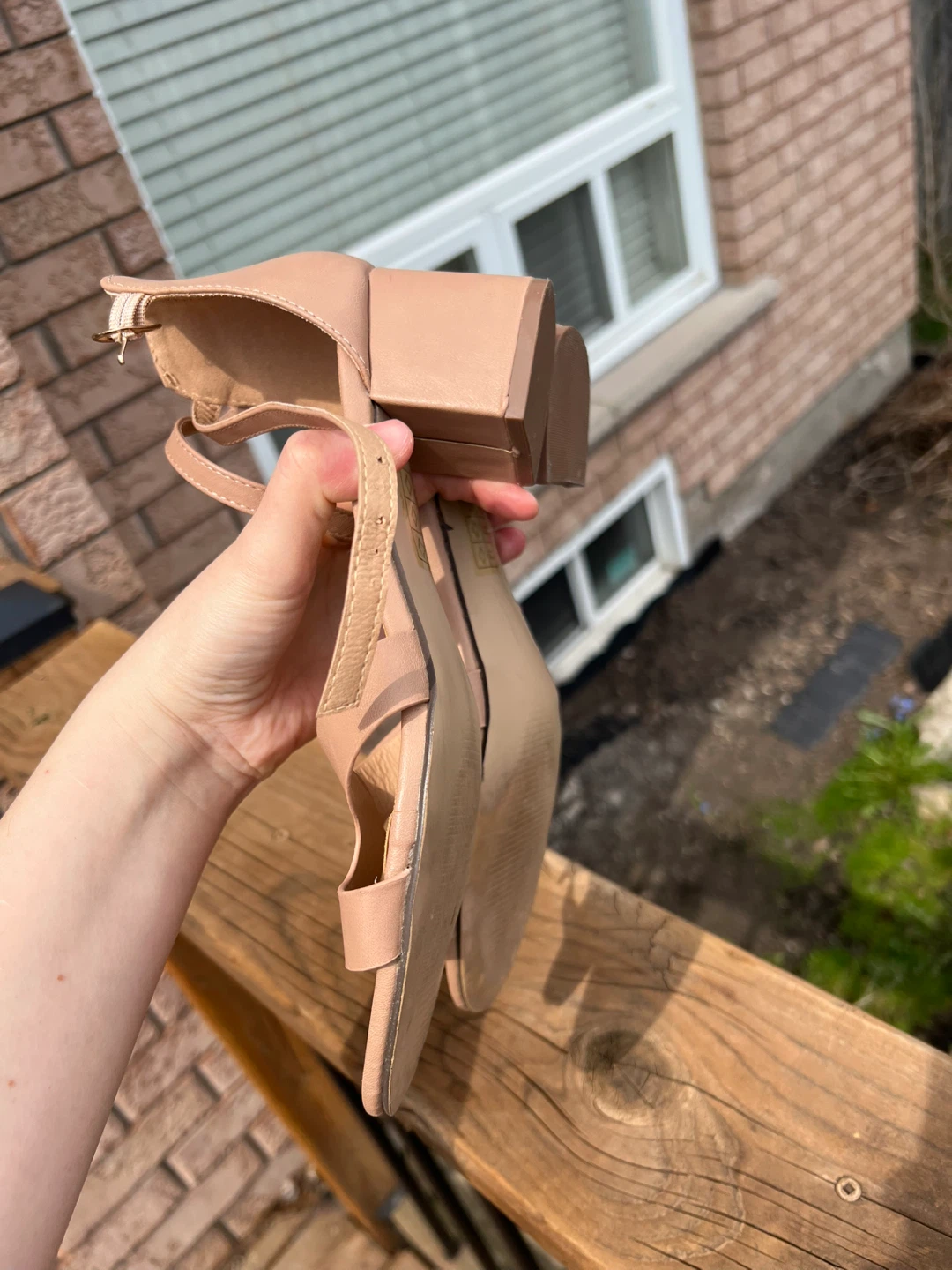 Le Chateau Women's Nude Sandals size 9 - photo 3