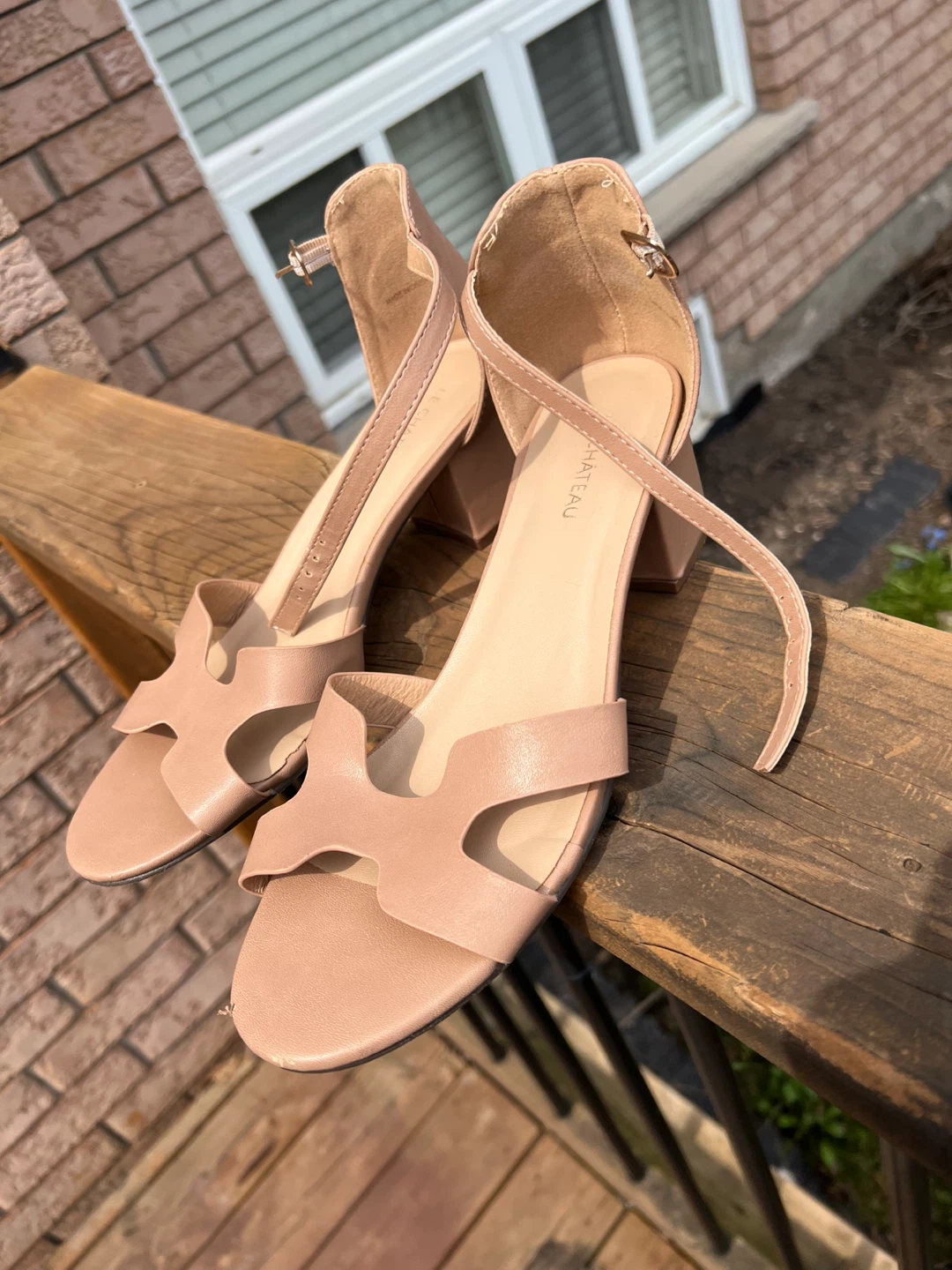 Le Chateau Women's Nude Sandals size 9 - photo 2