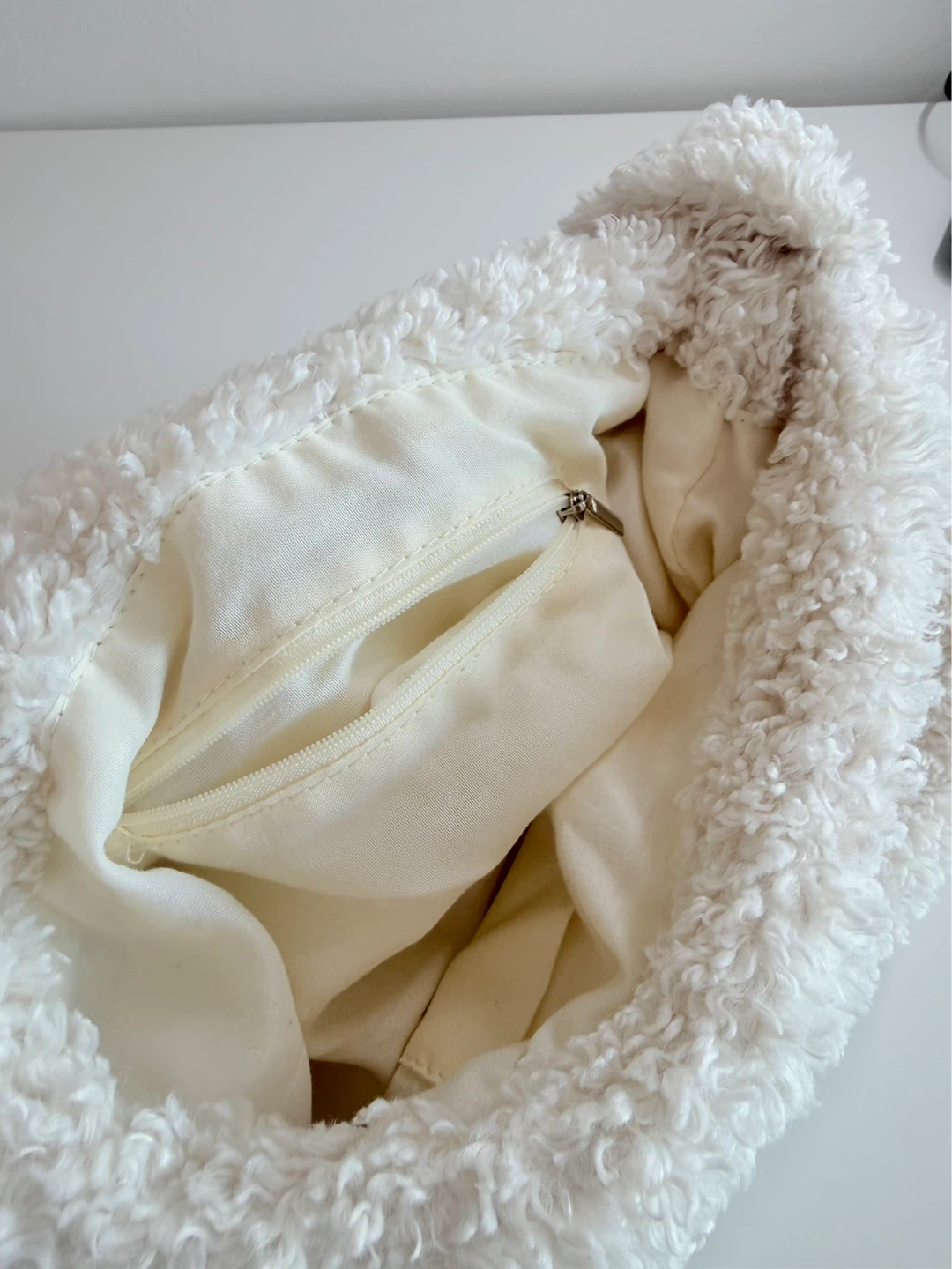White Teddy Fleece Shoulder Bag - photo 4