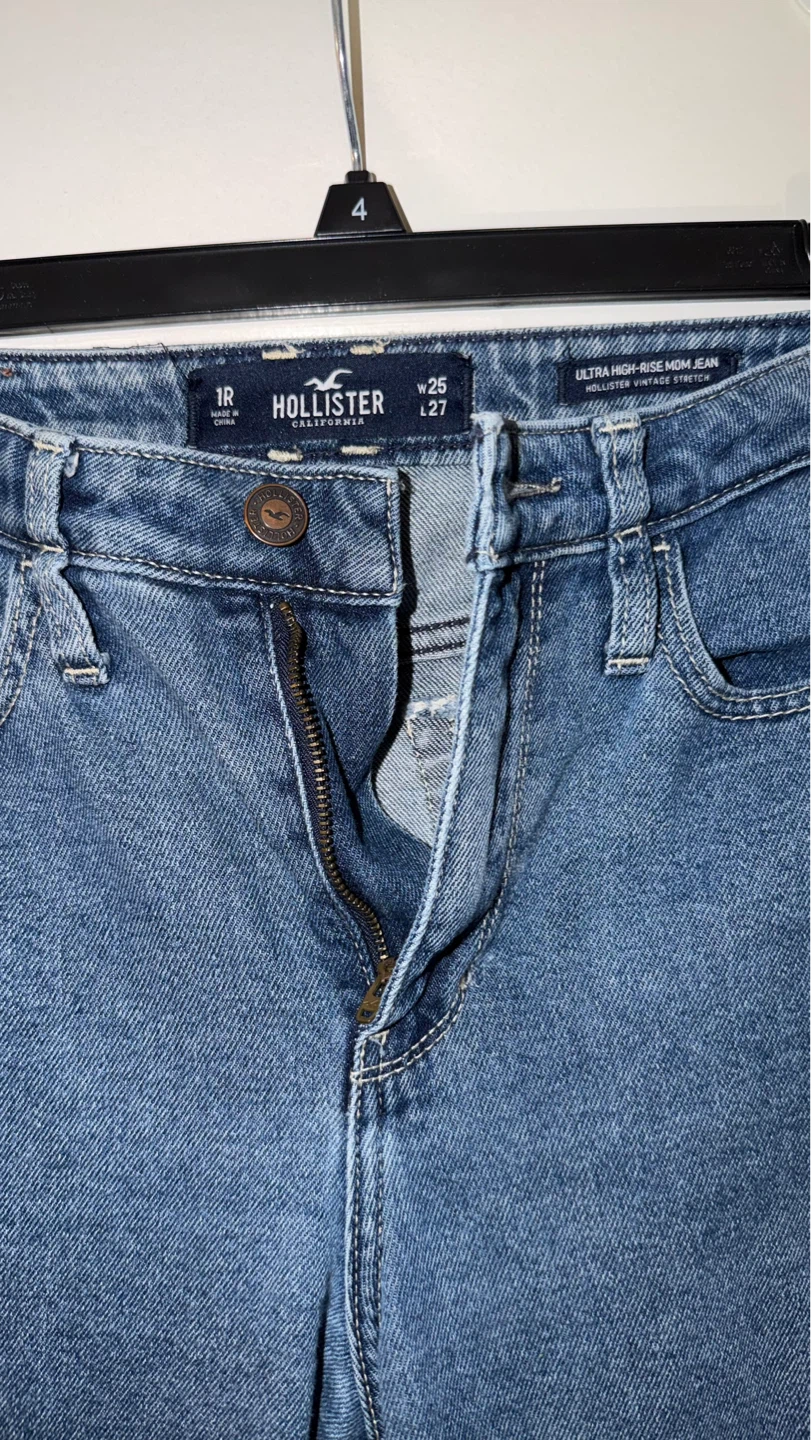 Hollister Ultra High-Rise Mom Jeans