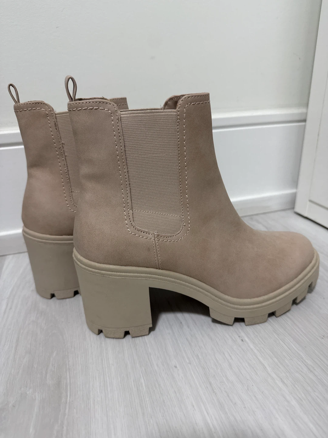 Arizona.Tan Suede Chelsea Lug Boots Size 8.5