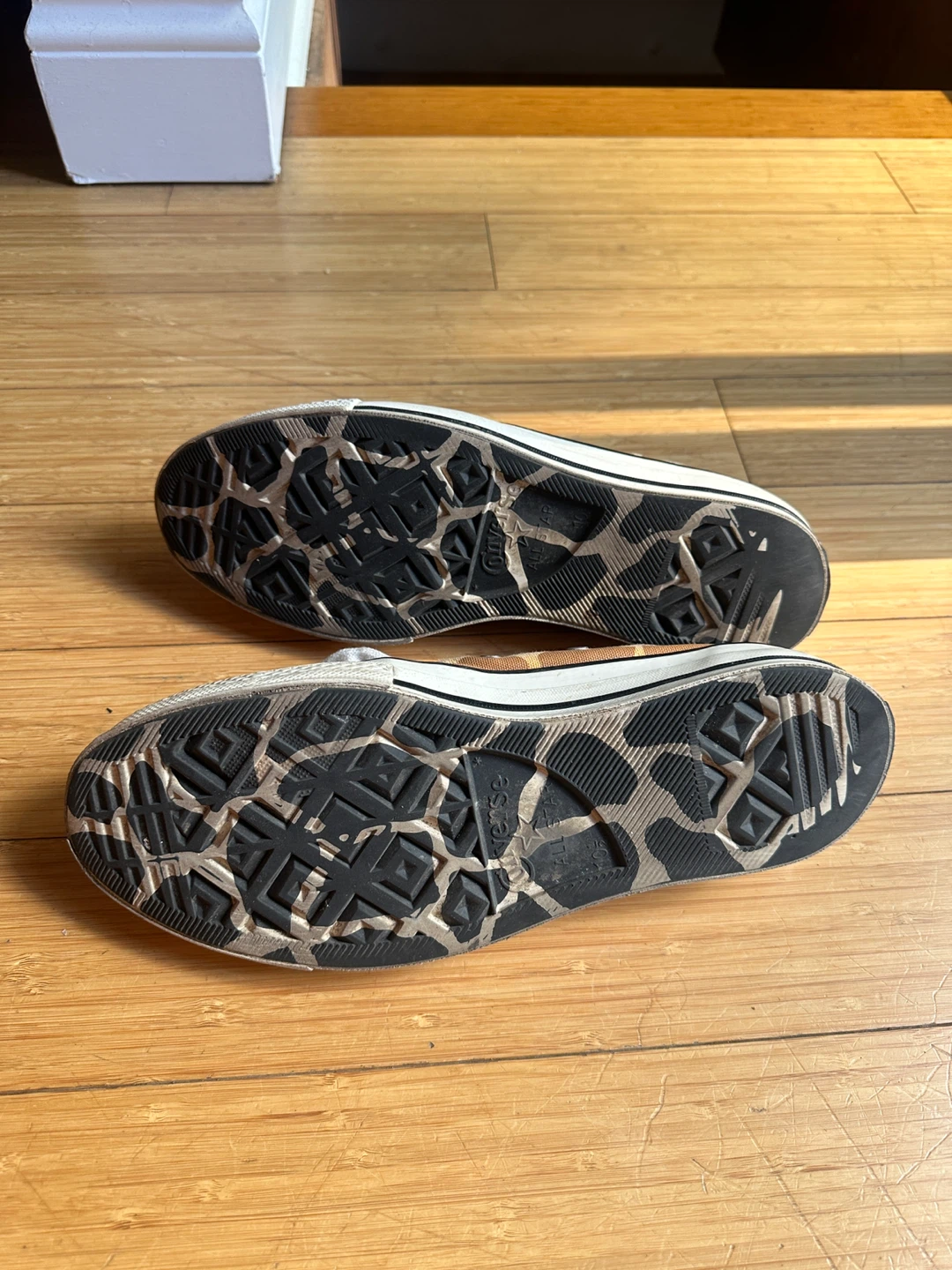 MEN SIZE 10.5 GIRAFFE PRINT CONVERSE CHUCK TAYLOR SNEAKER SHOES - photo 2