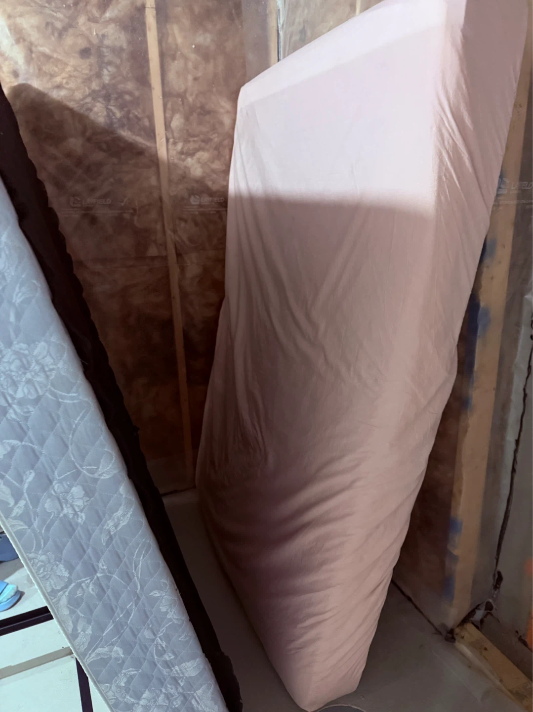 Mattress with Pink Fitted Sheet، box and base - photo 2