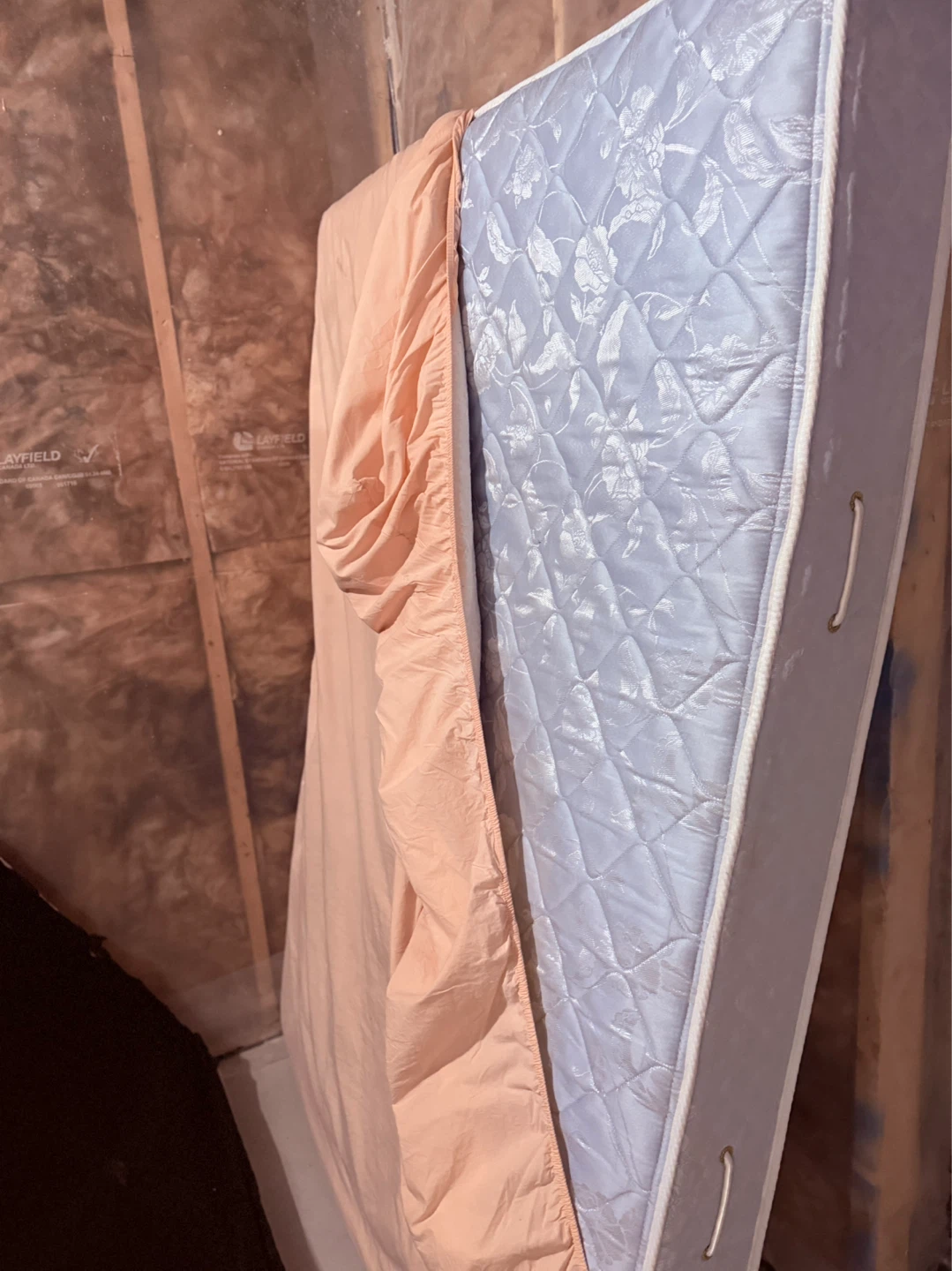 Mattress with Pink Fitted Sheet، box and base - photo 3