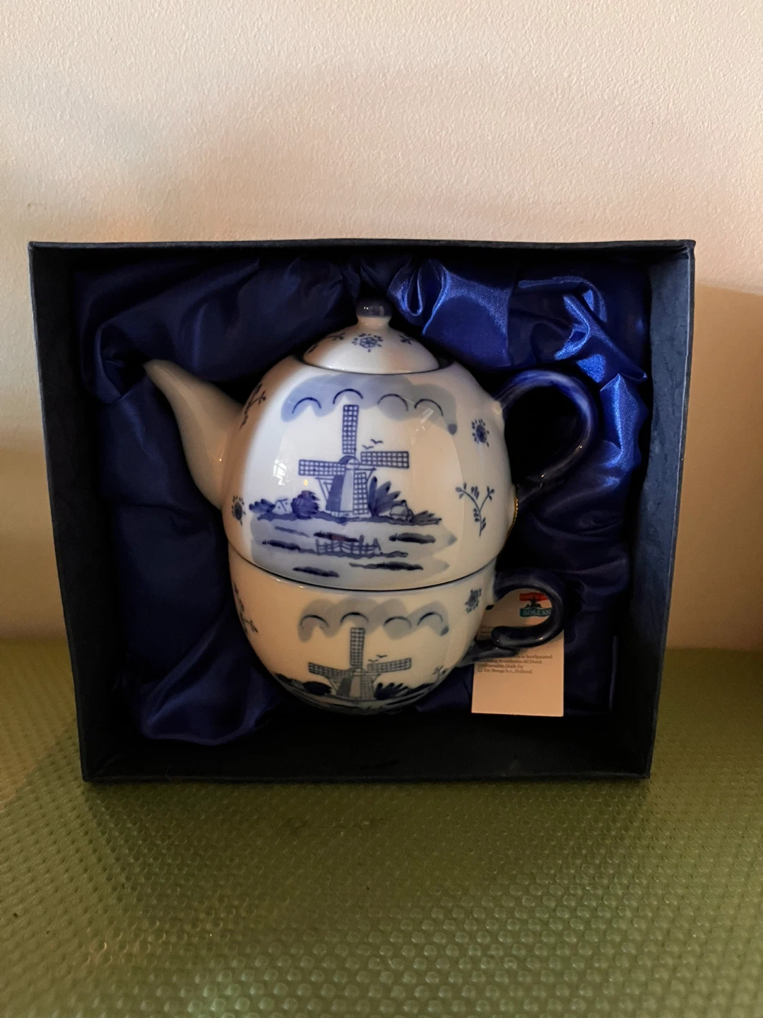 NEW Teapot and Cup Set with Gift Box
