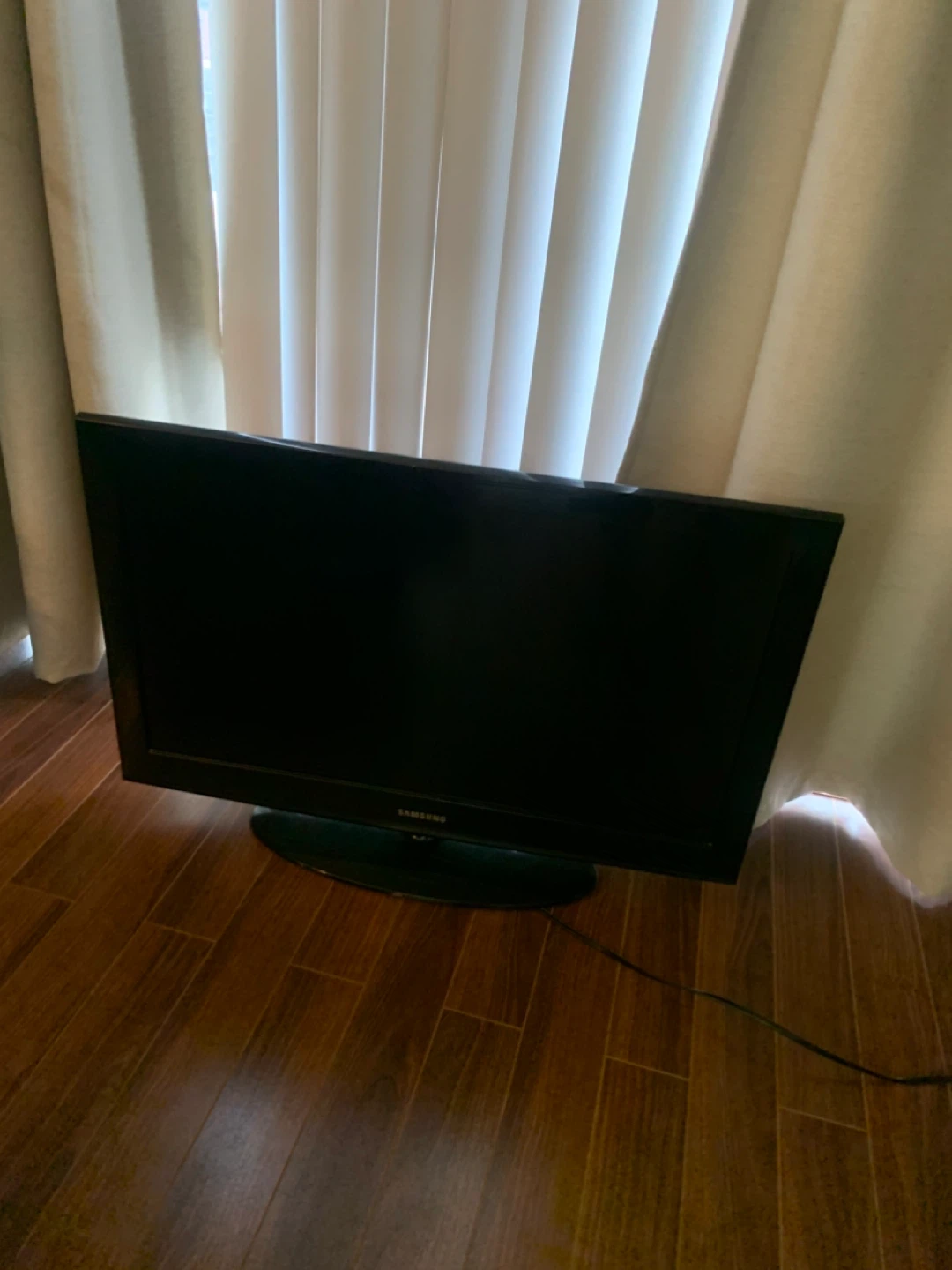 Samsung 24" HD LCD TV - photo 2