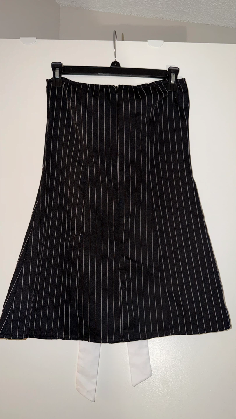 Black and white pinstripe skirt with bow accent - photo 2