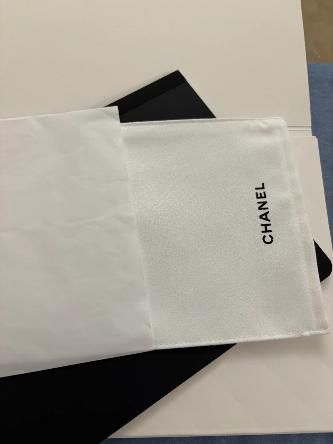 Chanel pouch and box - photo 2