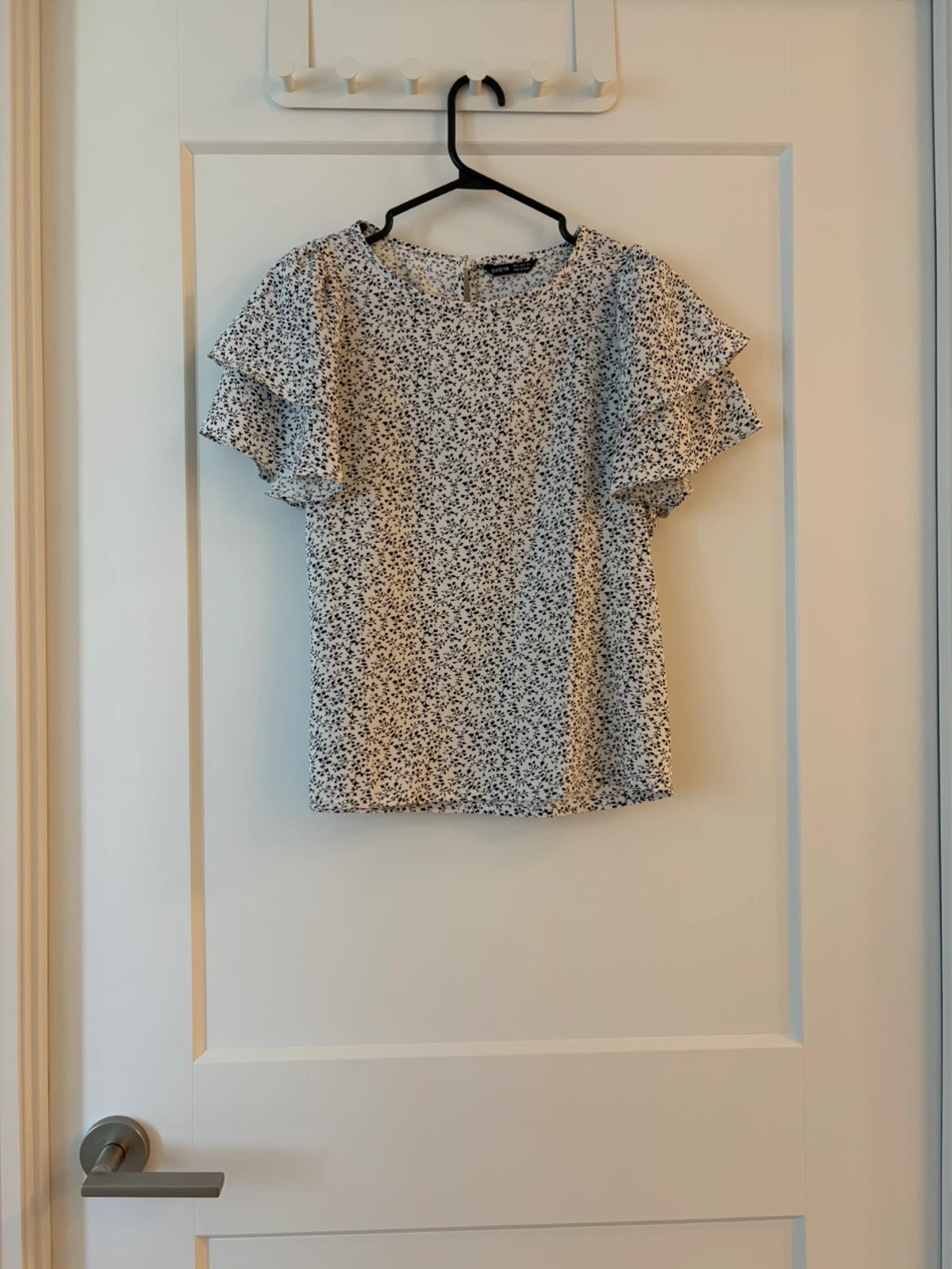 Women's Black and White Floral Print Ruffle Sleeve Top - photo 2