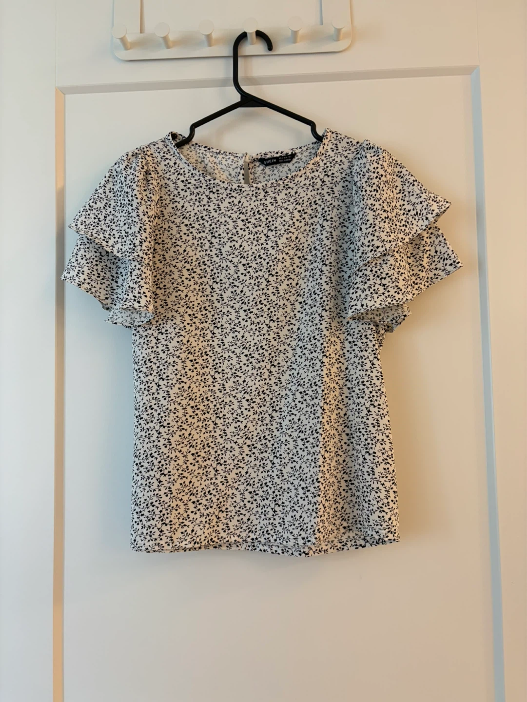 Women's Black and White Floral Print Ruffle Sleeve Top