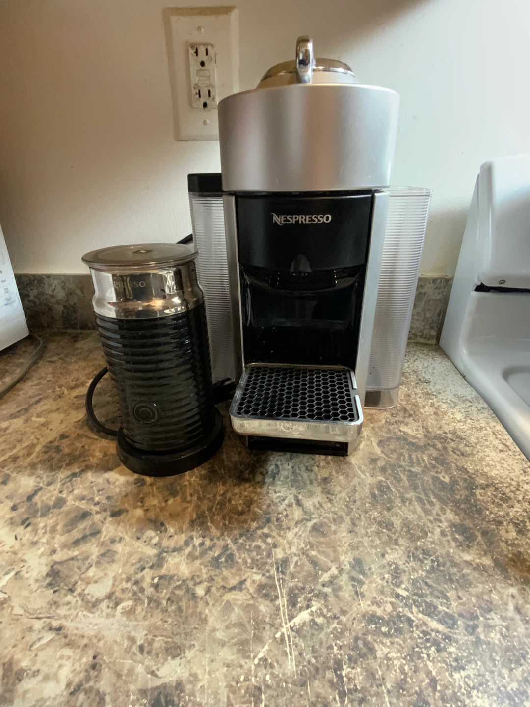 Nespresso Coffee Machine with Aeroccino Milk Frother - photo 3
