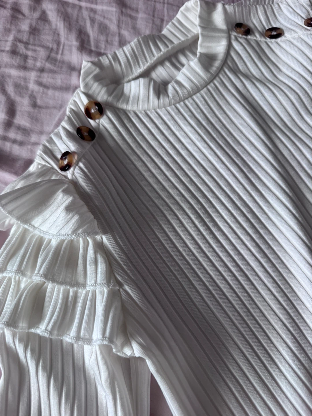 White Ruffled Sleeve Ribbed Top with Pink Tweed Skirt - photo 2