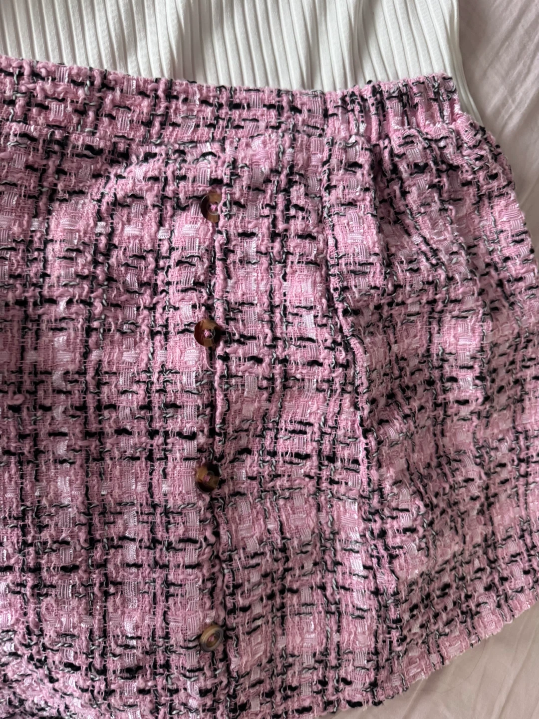 White Ruffled Sleeve Ribbed Top with Pink Tweed Skirt - photo 3