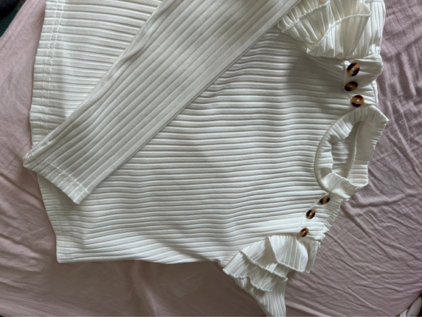 White Ruffled Sleeve Ribbed Top with Pink Tweed Skirt - photo 4
