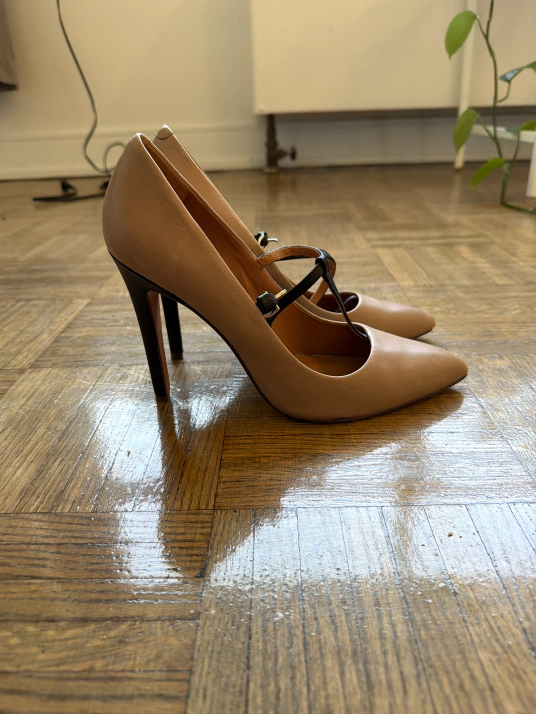 COACH New York Women's Heels Size 8.5 Tan Leather T-Strap Pumps - photo 3