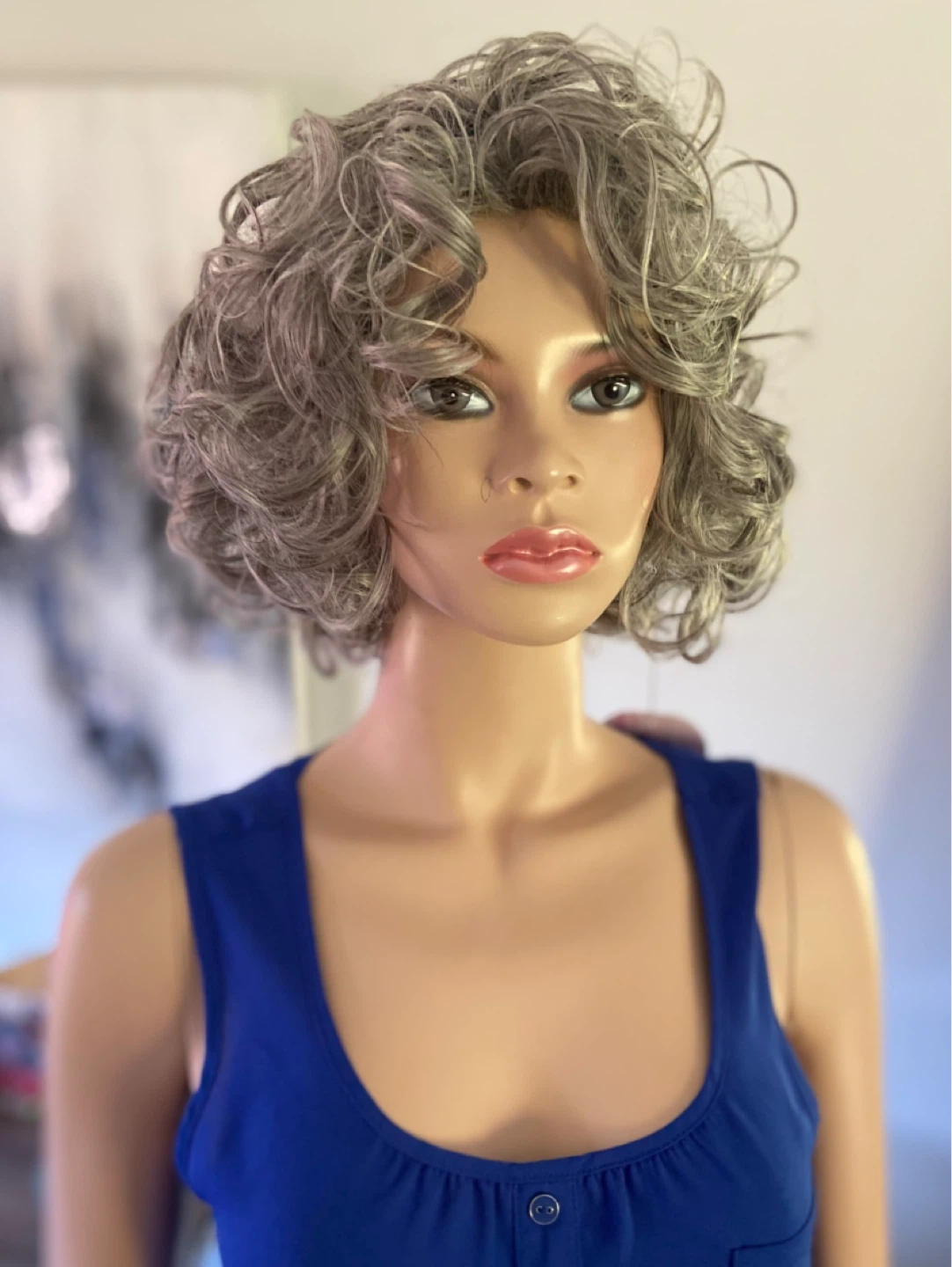 NWT: Short Voluminous Curly Silver Grey Synthetic Wig - photo 2
